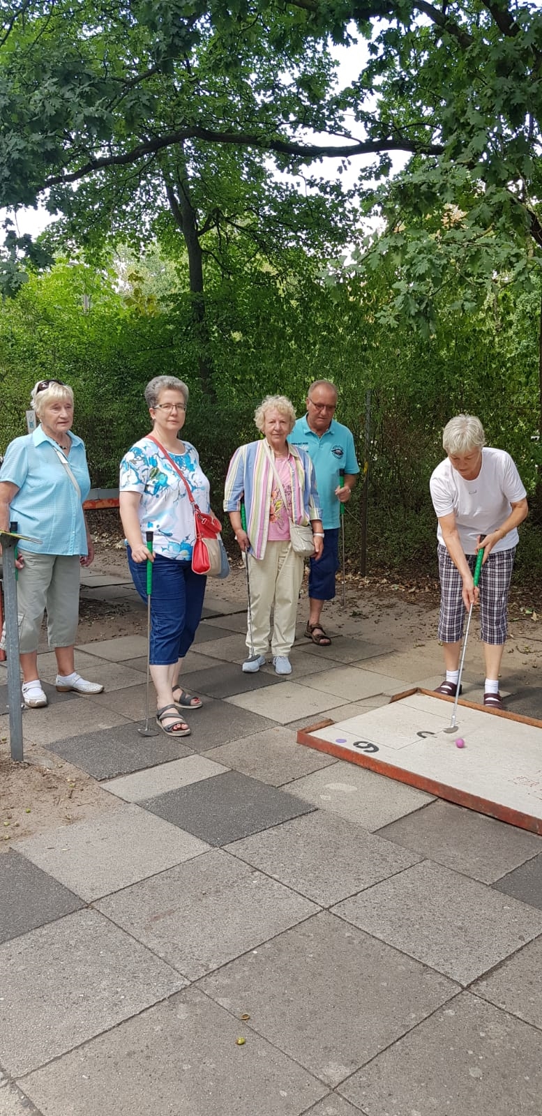 DRK-Mitglieder spielten Minigolf